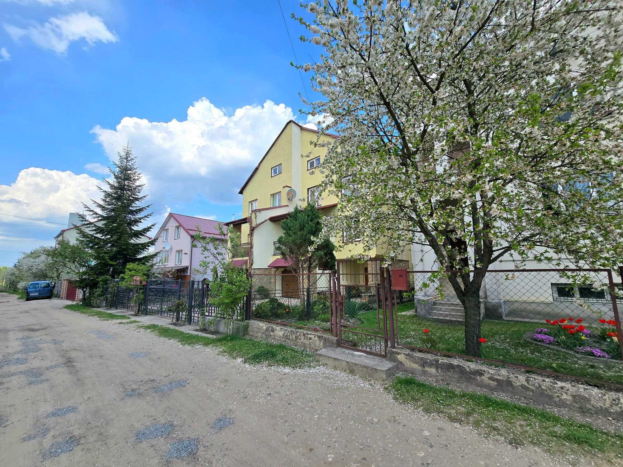 Продаж Білогорща. 2 будинки із 2 ділянками.