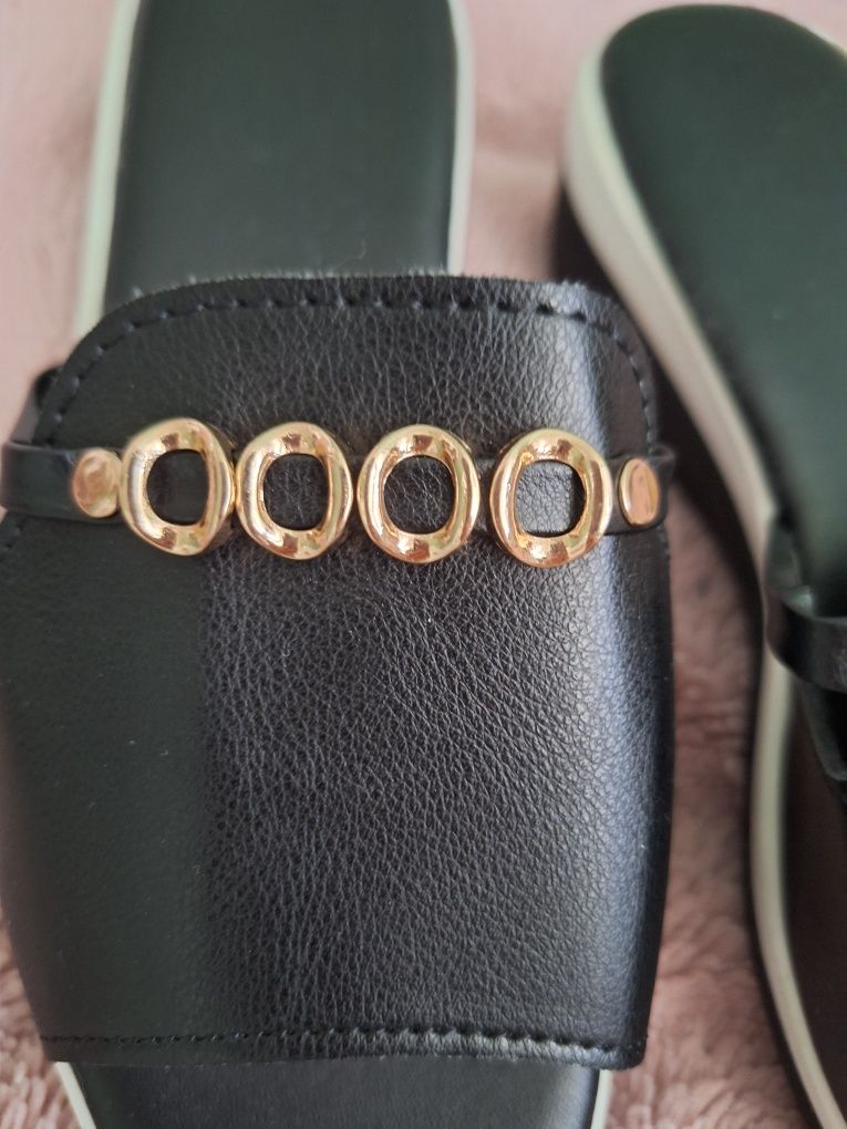 Nowe czarne klapki z ozdobą – eleganckie i wygodne!
