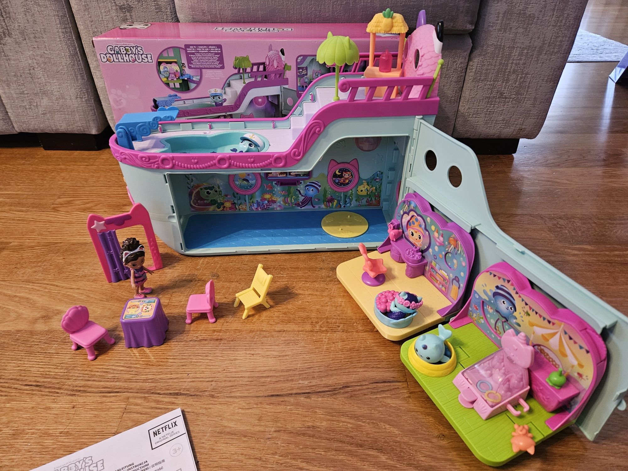 Barco da Gabby's Dollhouse com duas janelas extra