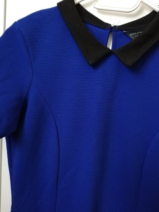 Chabrowa niebieska długa sukienka z kołnierzem