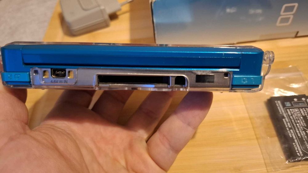 Nintendo 3DS desbloqueada + caixa original e acessórios