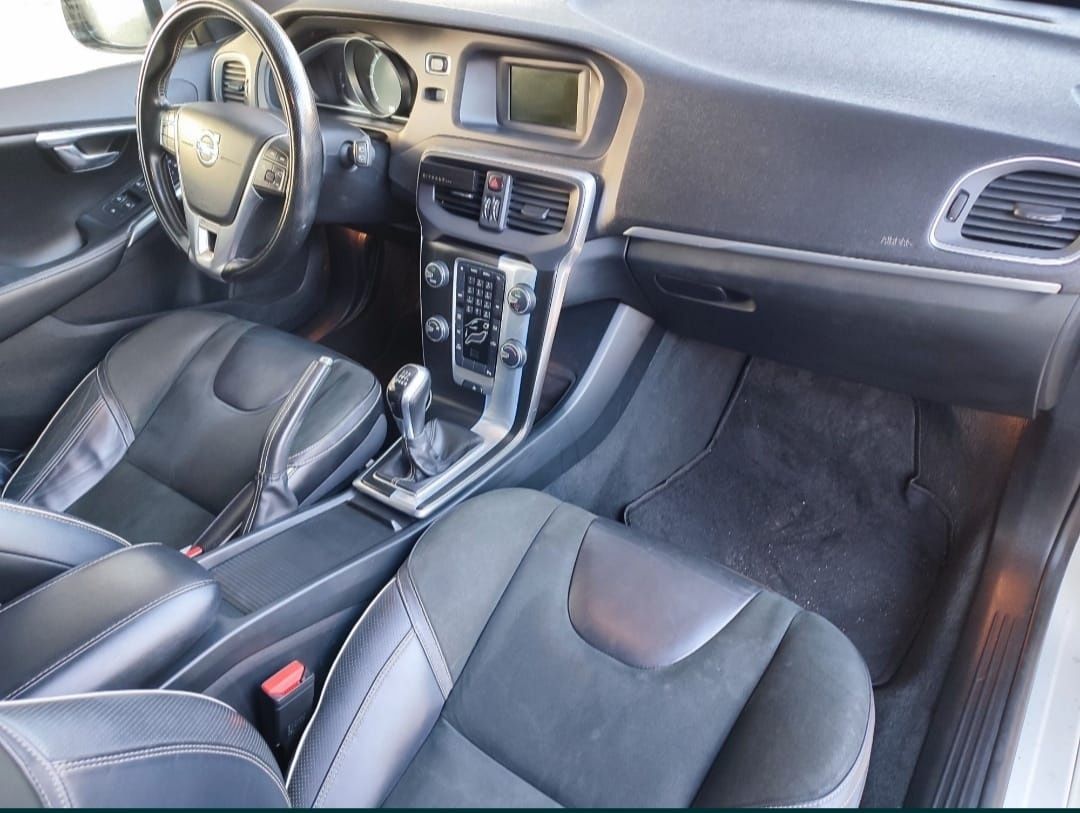 volvo v40 r-design 2.0 diesel
