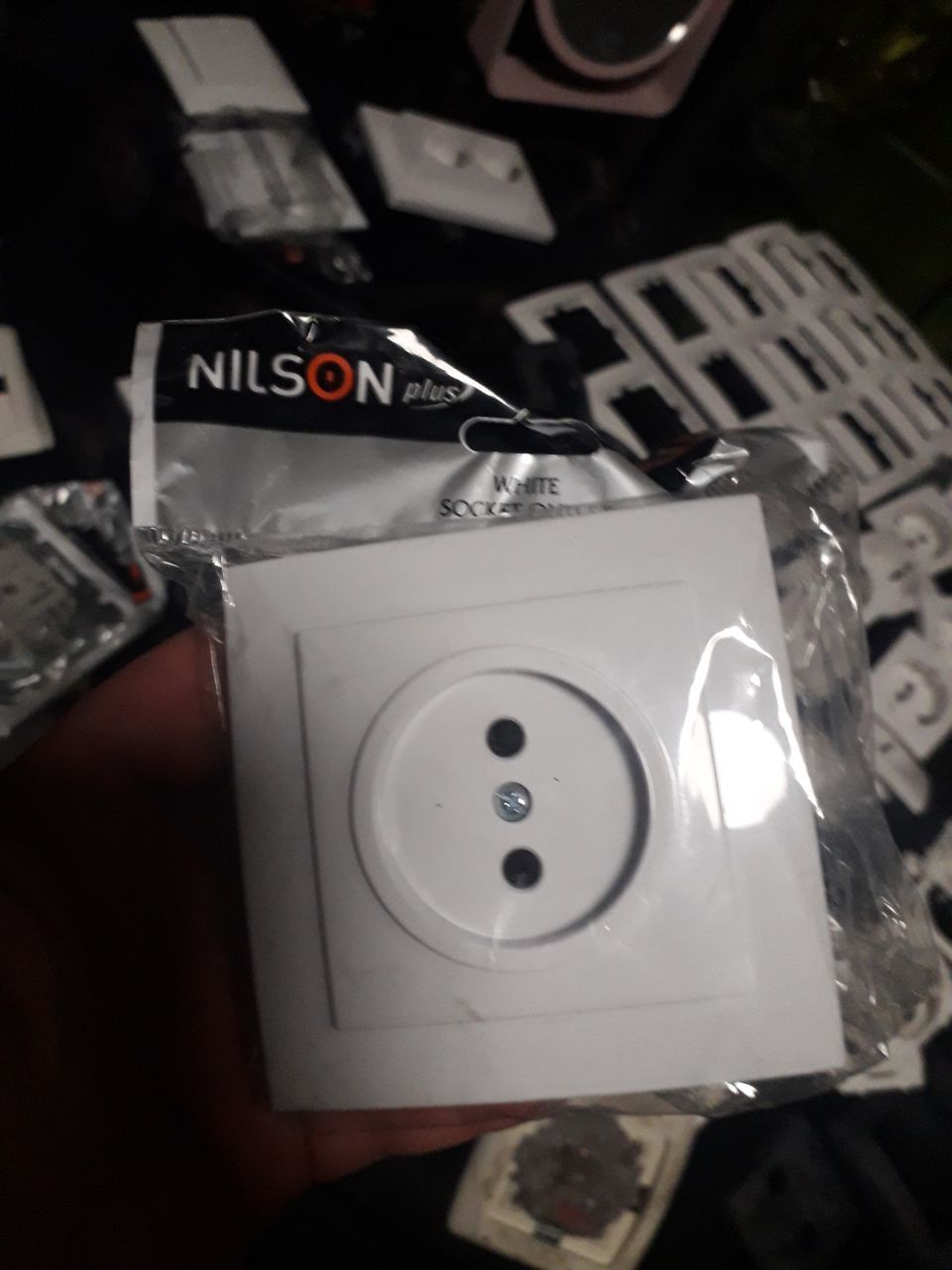 Розетка внутрішня NILSON
16A/250V (без заземлення)
нова (в упаковці),