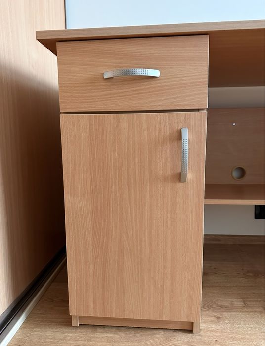 Solidne biurko 150 cm długości - jasny buk.