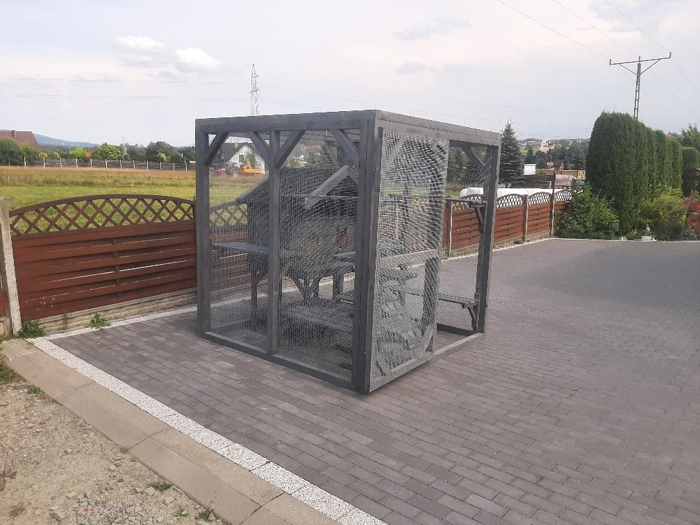 Buda dla kota z wolierą