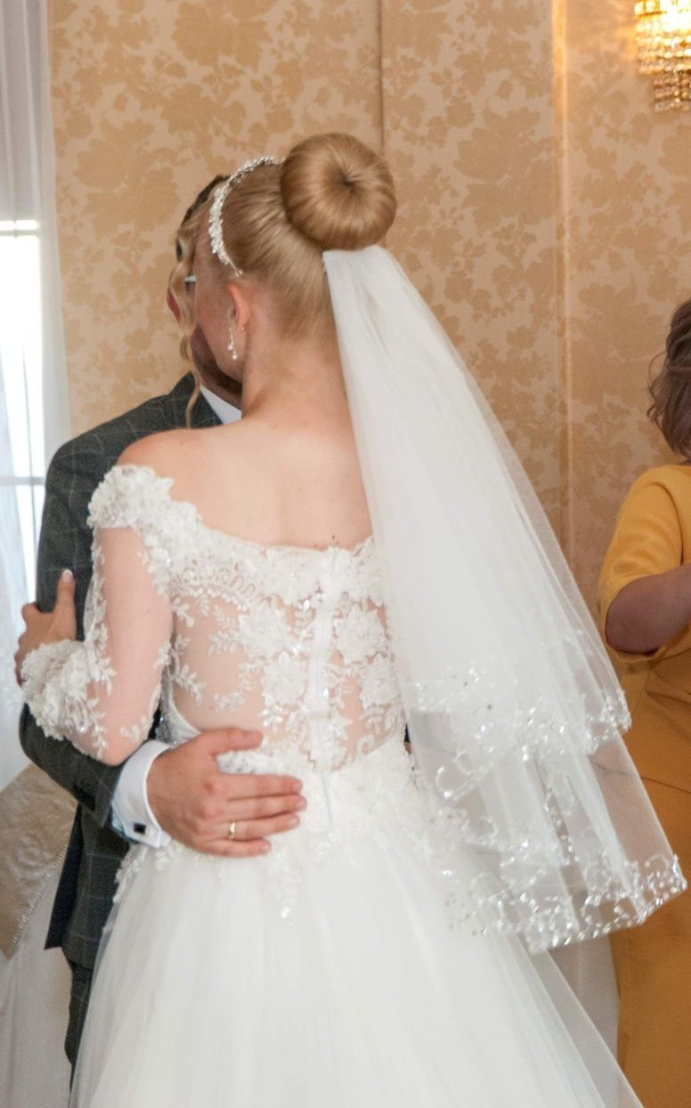 Spektakularna suknia ślubna z dodatkami