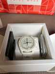 Omega x Swatch SO33W700 Snoopy - Limitowany Zegar Moonphase w Polsce