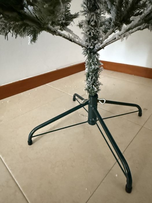 Vendo árvore de natal com Neve