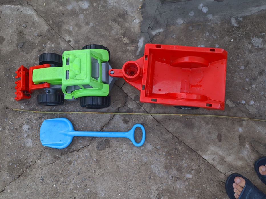 Детская игрушка  трактор с прицепом