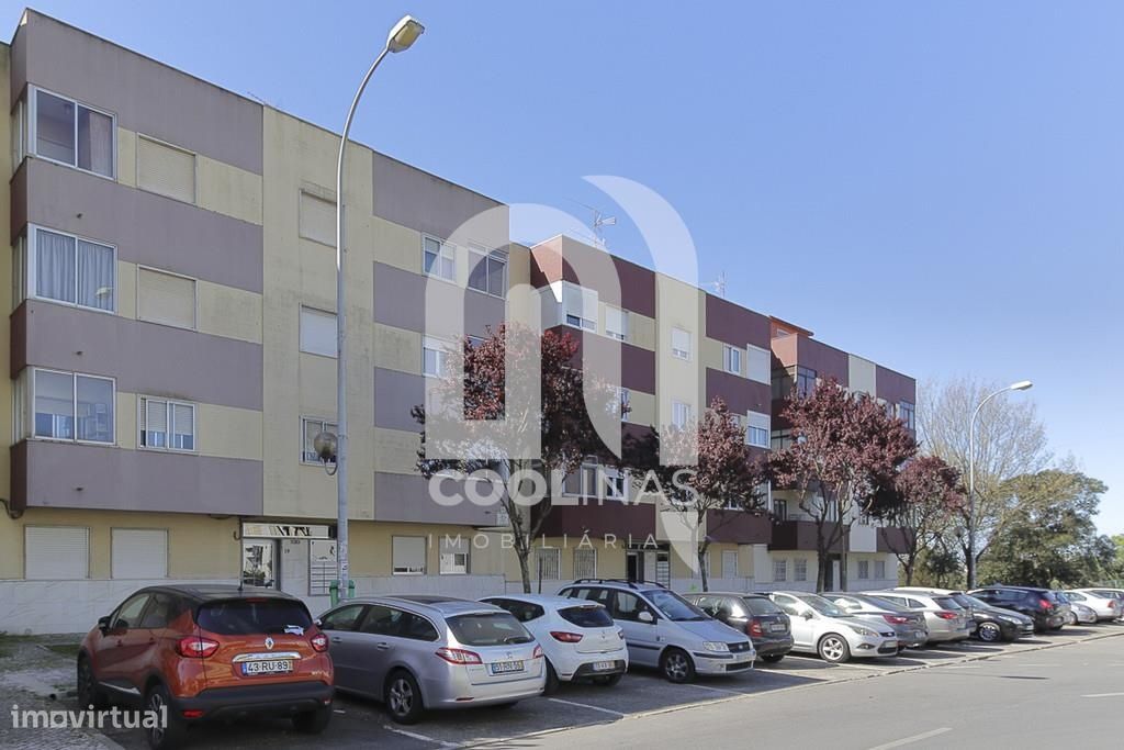 Apartamento T3 transformado em T2 no Borel.