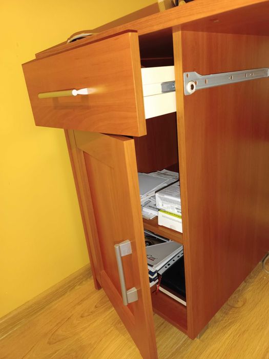 Biurko z szafką i szufladą.