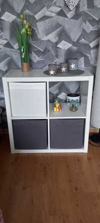 Regał- półka IKEA . Do kompletu 3 pojemniki tekstylne , do odświeżenia