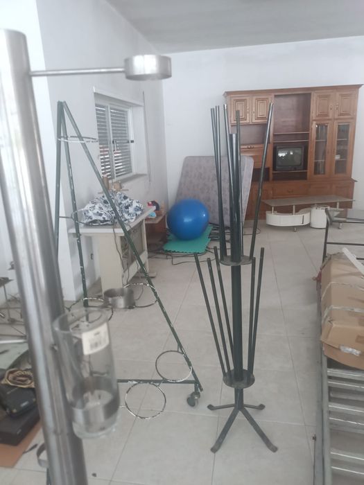 Expositor de florista em ferro forjado, com copos plásticos grandes ou
