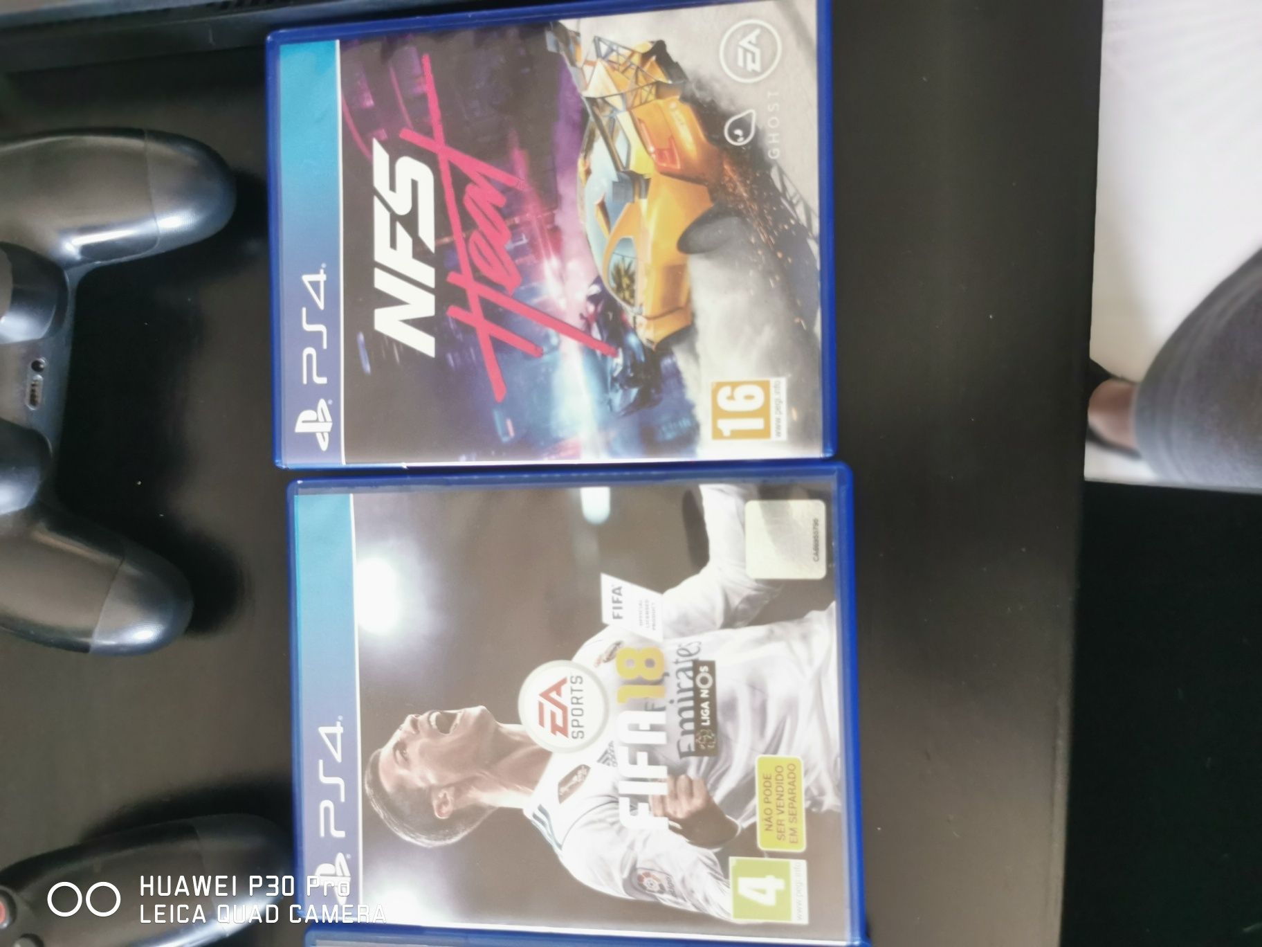 Playstation 4+ 2 comandos+ volante e pedais+ carregador de comandos