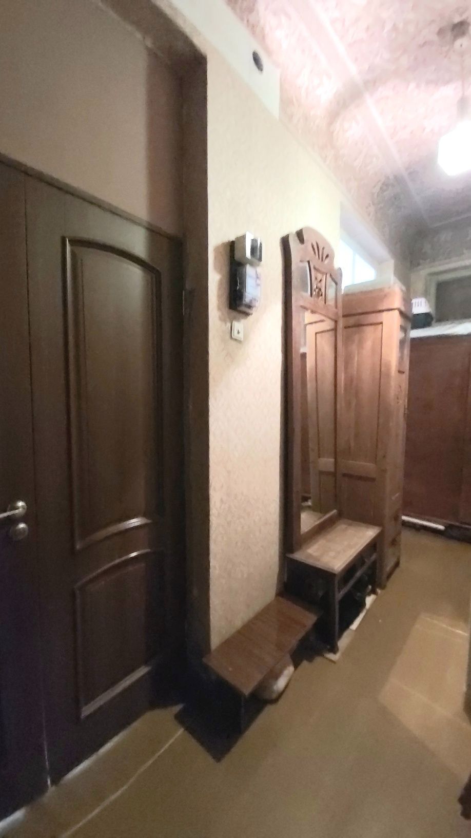 Продам  2 комнатную , недалеко от метро