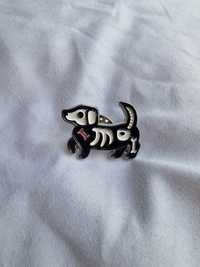Przypinka pin pins wpinka broszka pies jamnik szkielet halloween emo
