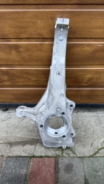 Цапфа передня ліва tesla model y juniper