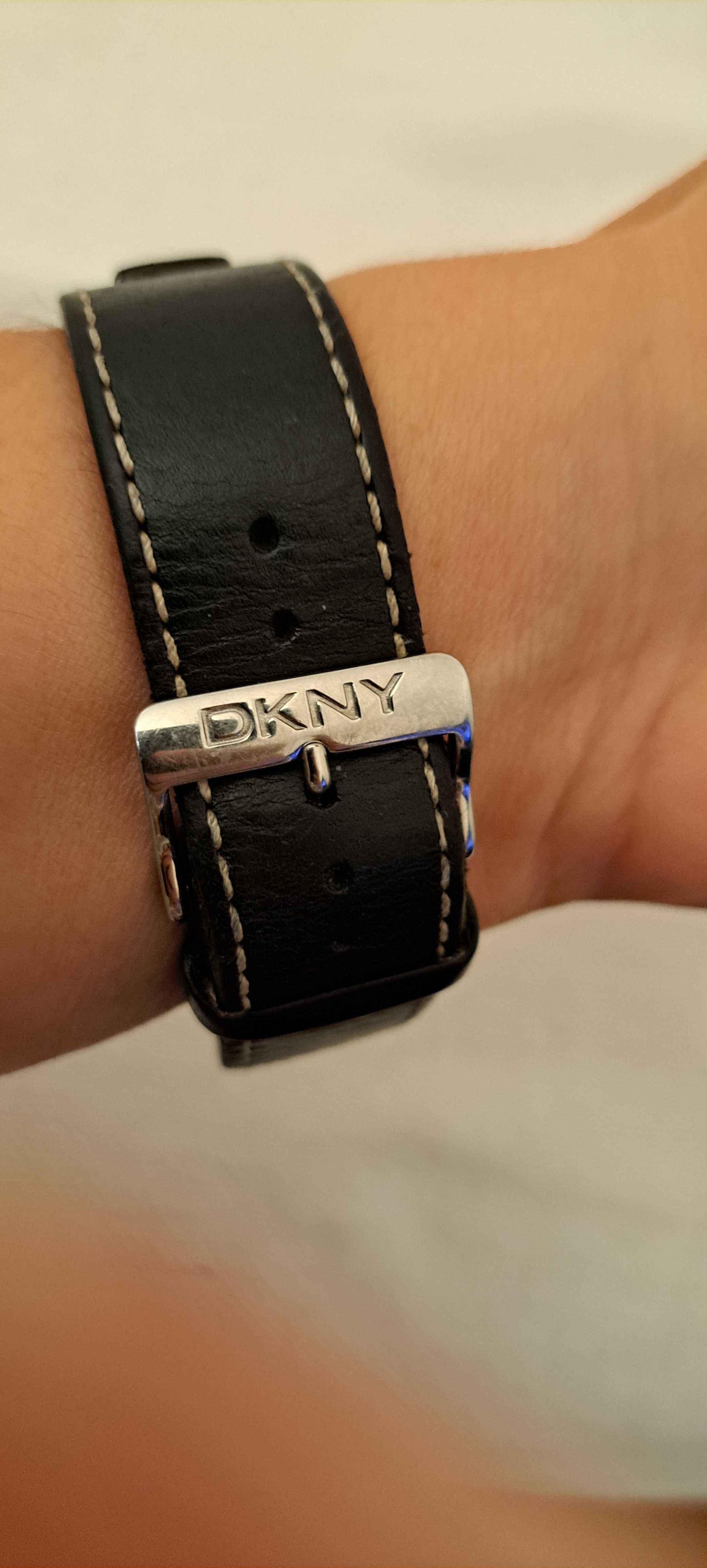 Relogio DKNY em pele. Pouco uso.