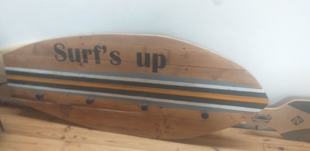 Cabide a imitar prancha de surf em madeira