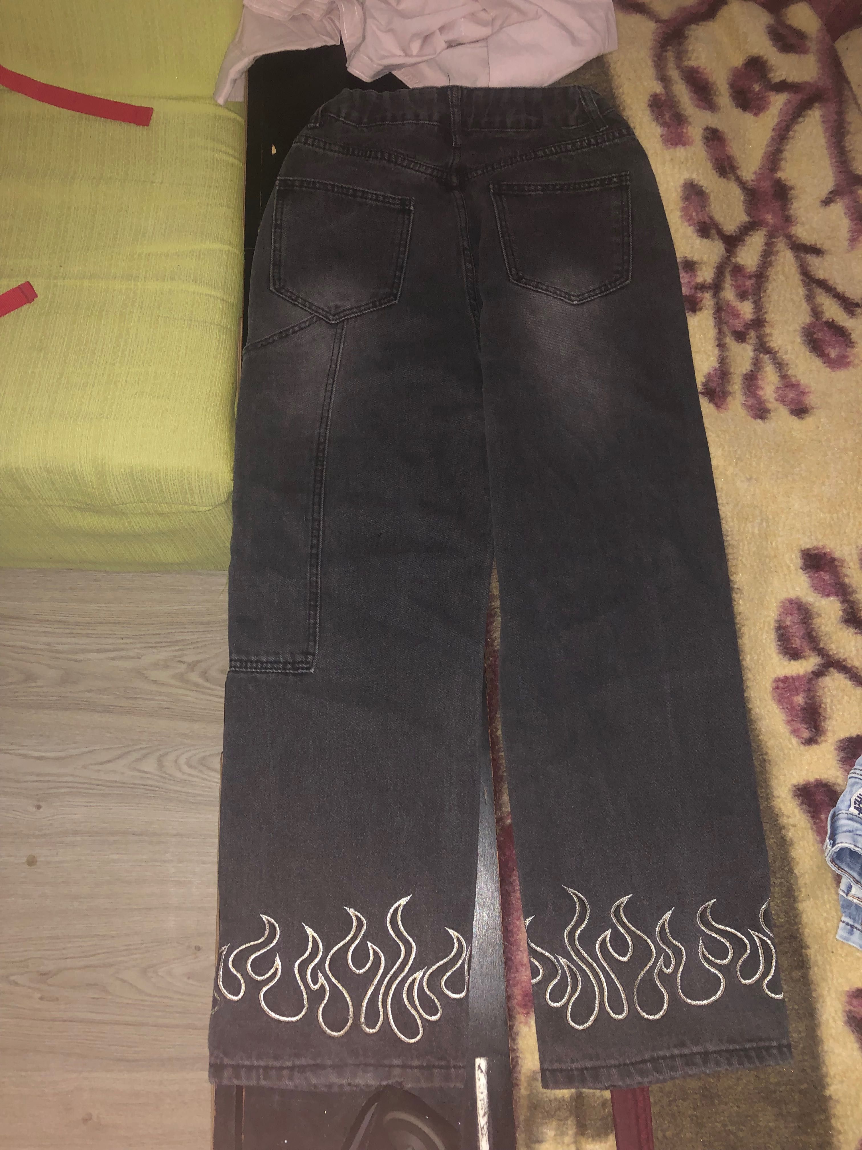 Calça jeans com chama bordada