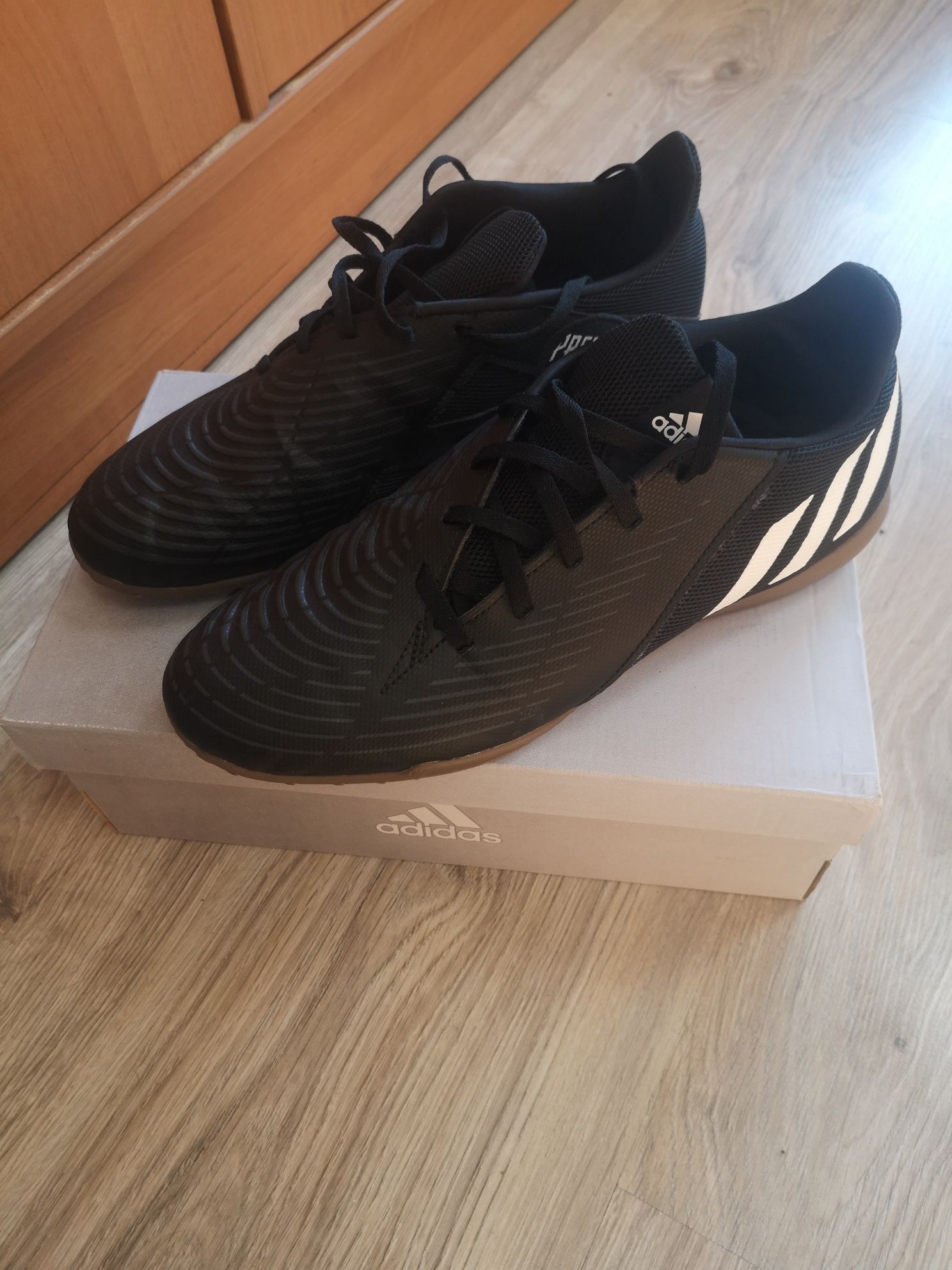 Buty Adidas Predator EDGE, na hale