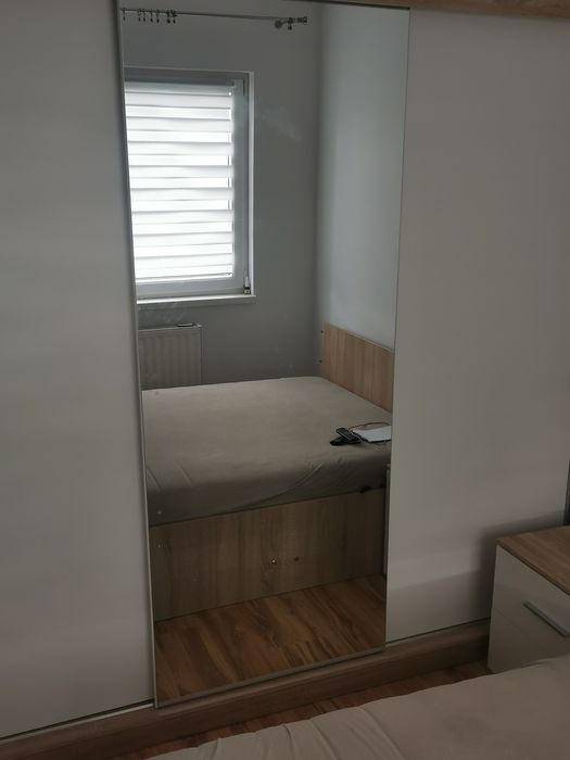 Sypialnia szafa szafa z lustrem komandor łóżko łoże stoliki nocne