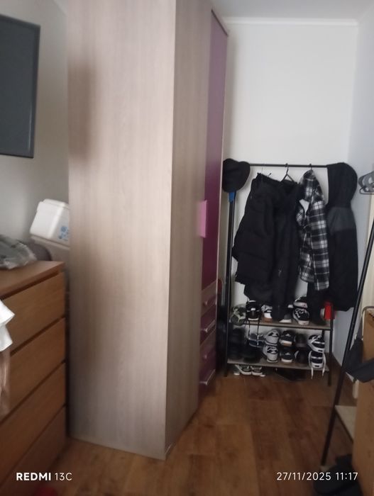 Guarda fatos com bastante arrumação e mesinha cabeceira