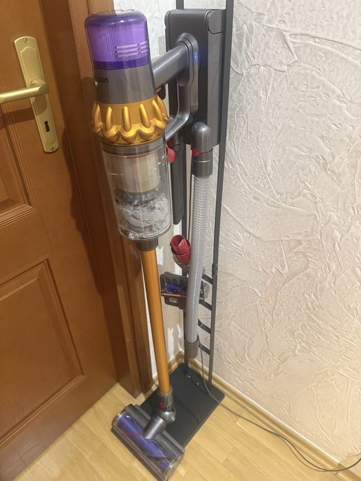 Dyson v 15 z dodatkowa duza turboszczotka
