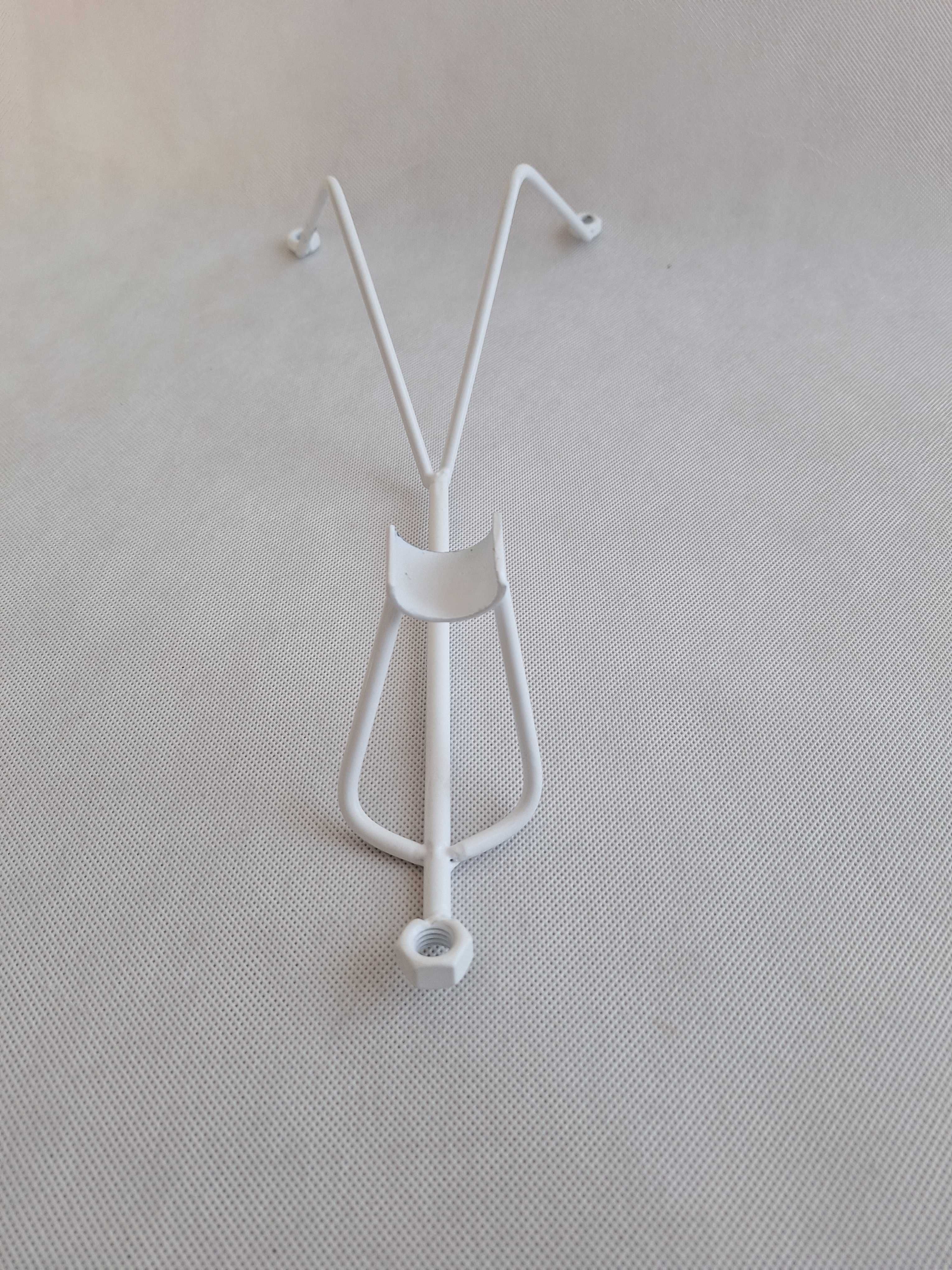 Minimalistyczny metalowy stojak na wino