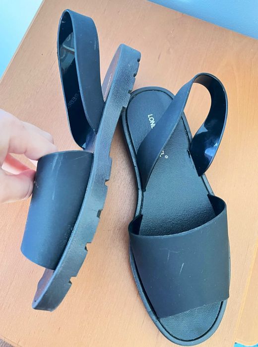 Літнє взуття в хорошому стані.