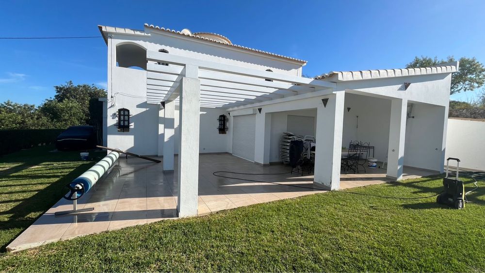 Limpeza de Jardins, Piscinas e Zeladoria