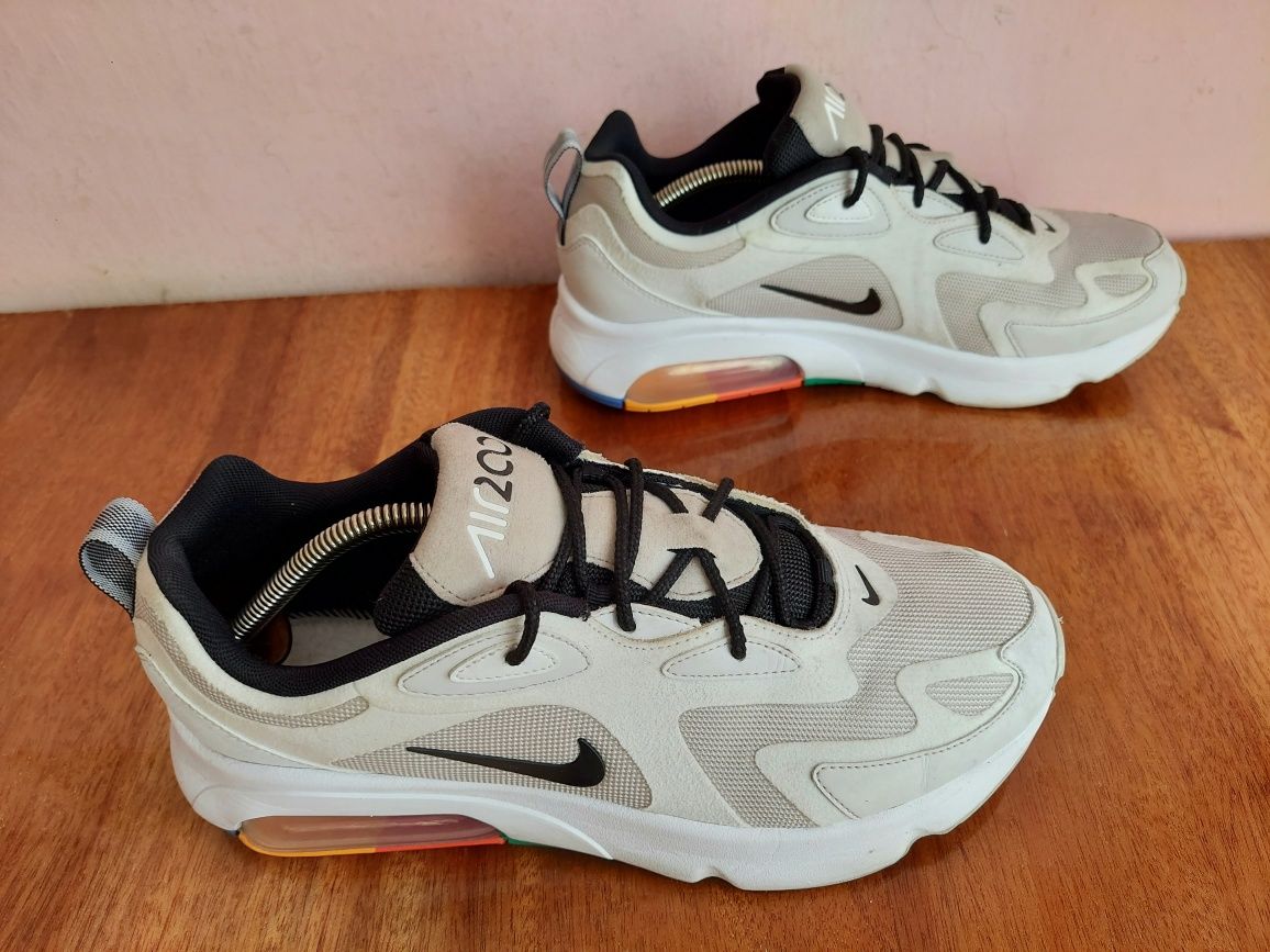 Кроссовки Nike AIR MAX 200 multi оригінал 

Розмір по бірці:
Us 10  UK