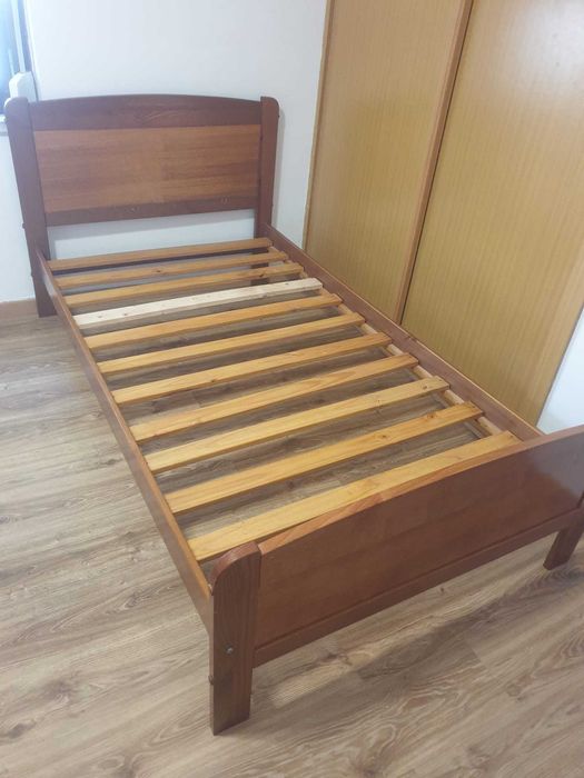 Cama solteiro em madeira, colchão impecável, excelente estado.