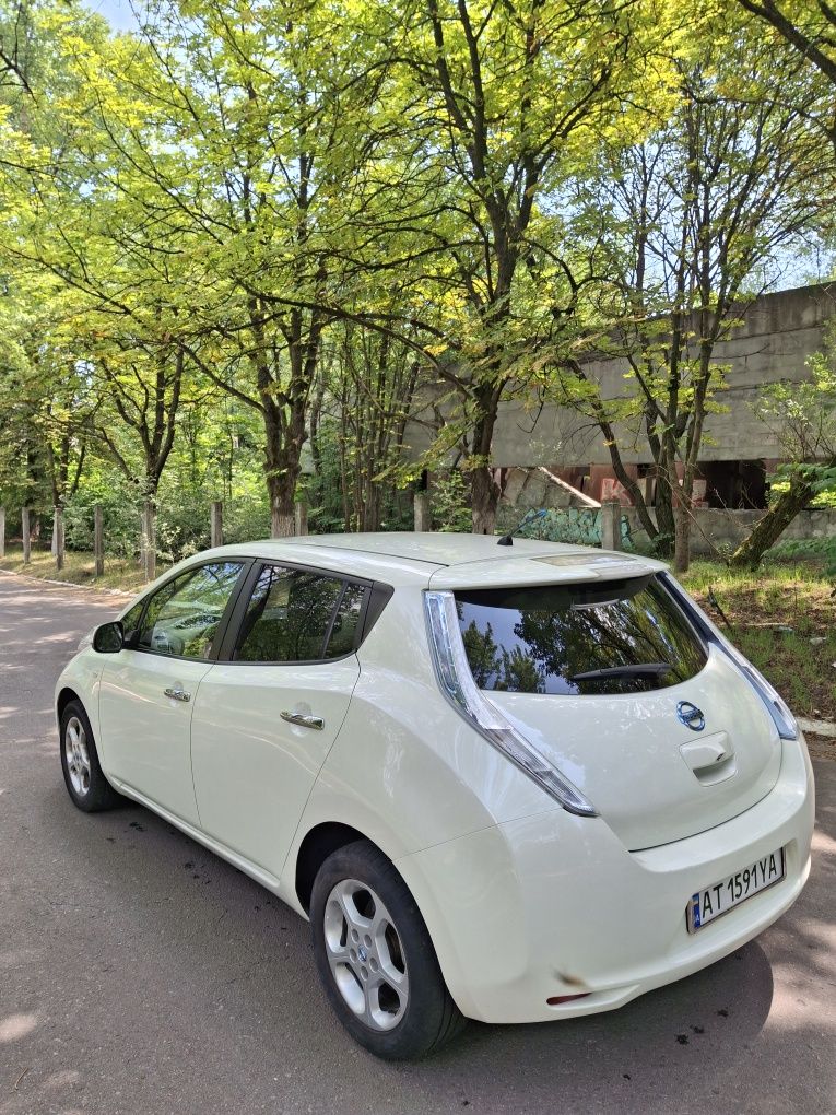 Nissan leaf 2011року