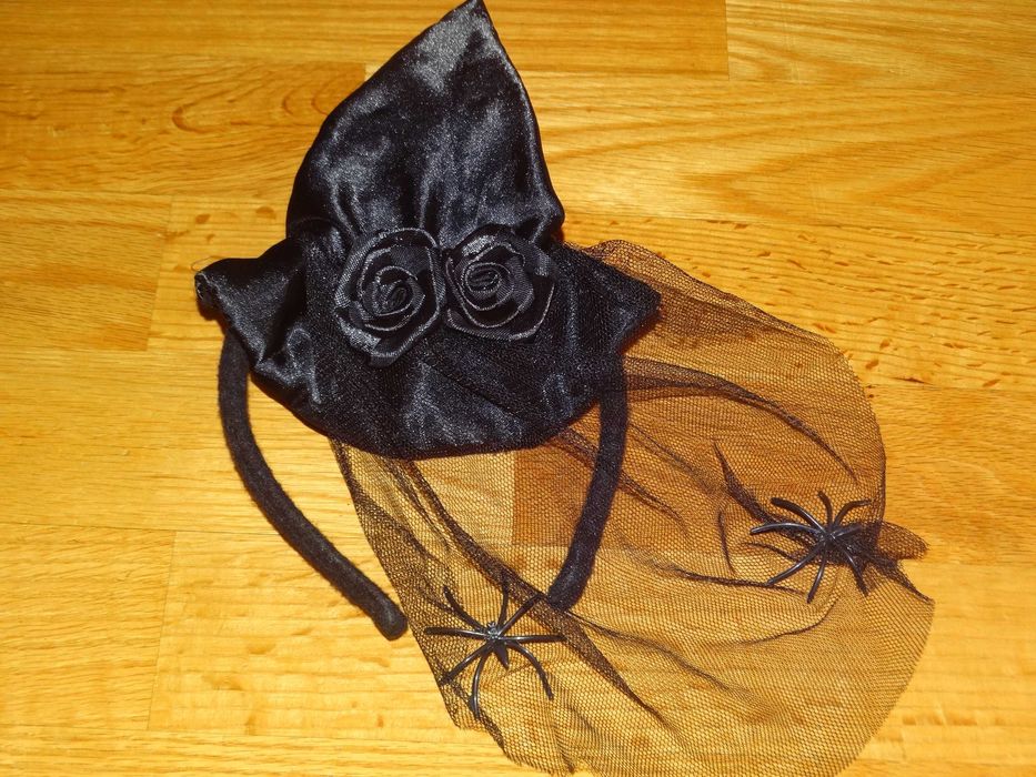 Czarna Opaska czarownicy z kapeluszem różami welonem i 2 pająkami