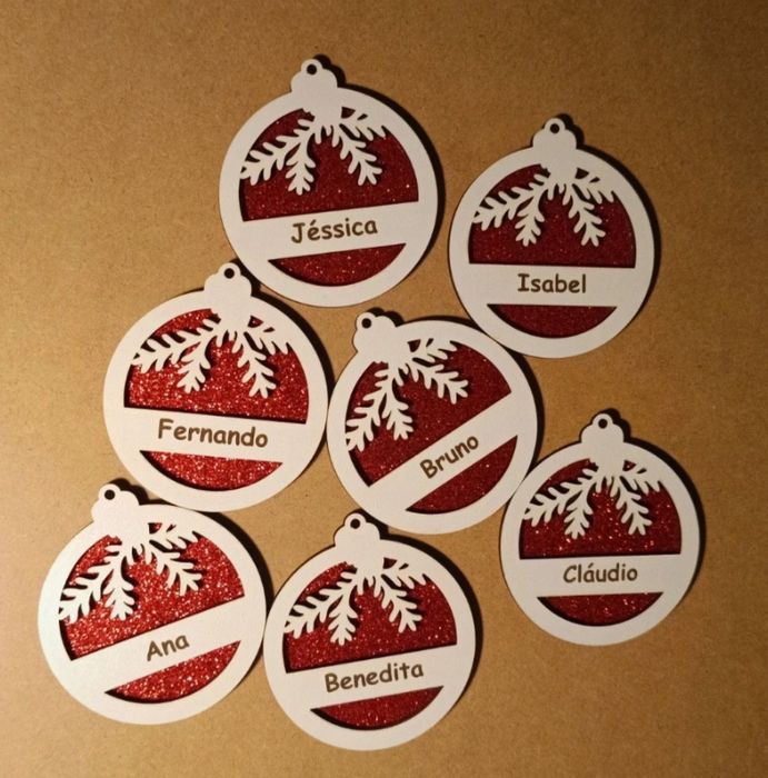 Enfeite de Natal com nome e fundo vermelho glitter