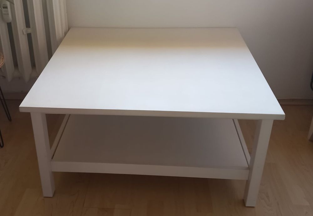 Stolik biały z Ikea.