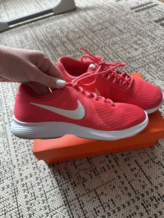 NIke revolusion 4 кросівки жіночі