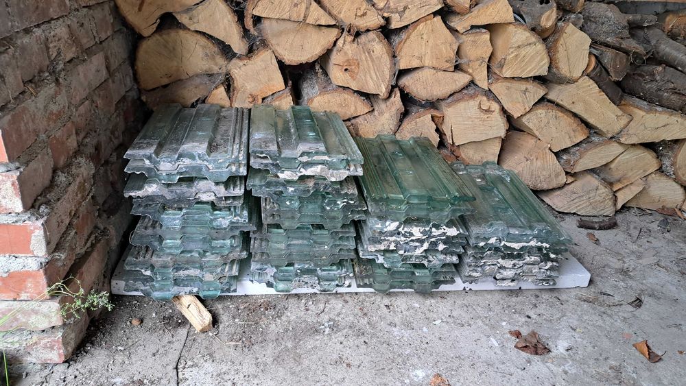 Szklane dachówki z demontażu – 30 szt. sygnatura 1674