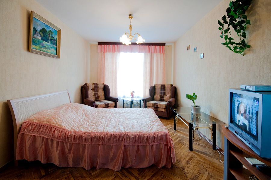 Подобово погодинно аренда квартира метро Лівобережна, Ентузіастів 25