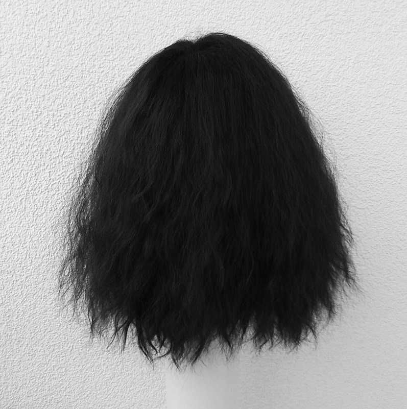 Czarna puszysta peruka z przedziałkiem karbowana gęsta cosplay wig