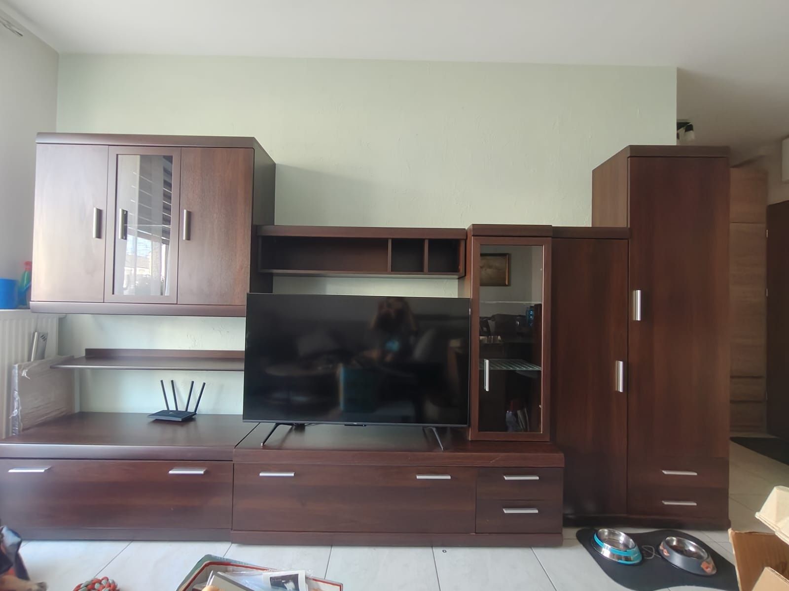 Sprzedam meblościankę ze stołem i krzesłami + telewizor 32"