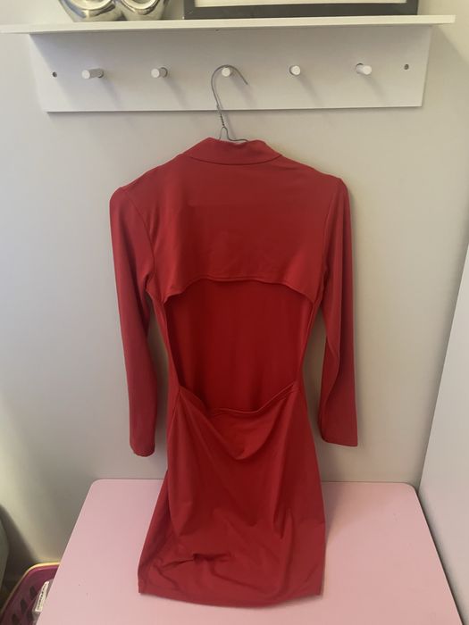 Czerwona dopasowana sukienka sesja świąteczna odkryte plecy