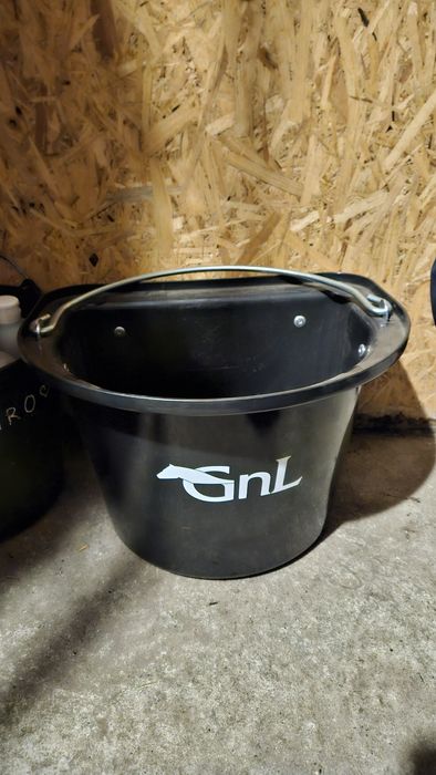 Żłób zawieszany dla konia