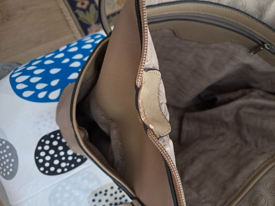 Malas de mão de cor bege cor bordon e amarelo torrado