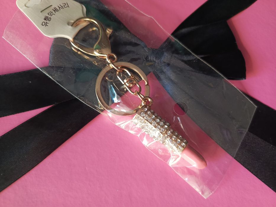 Brelok zawieszka do torebki szminka kryształki breloczek