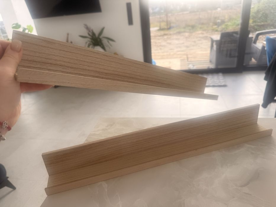 Dwie półki na zdjecia lakiery itp