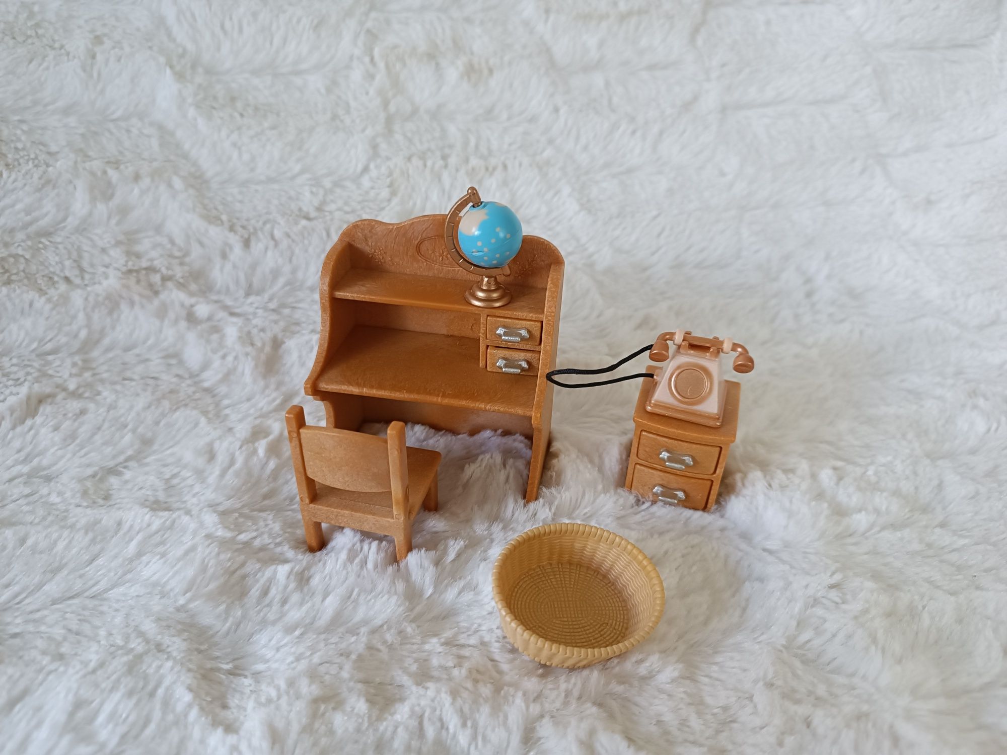 Zestaw mebelków Sylvanian families Epoch biurko globus telefon