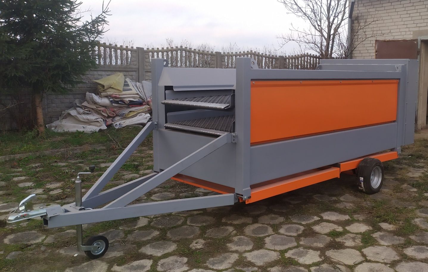DG MACHINES producent przesiewaczy. TREX300S sieje mokry towar, ziemia