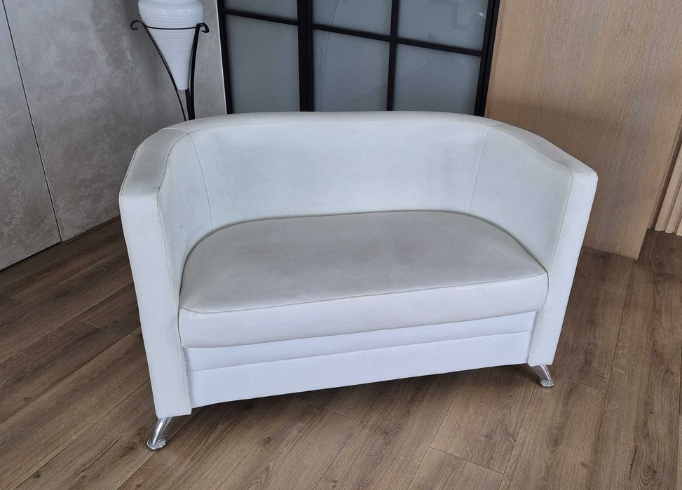 Biała, skórzana sofa, szerokość 116 cm